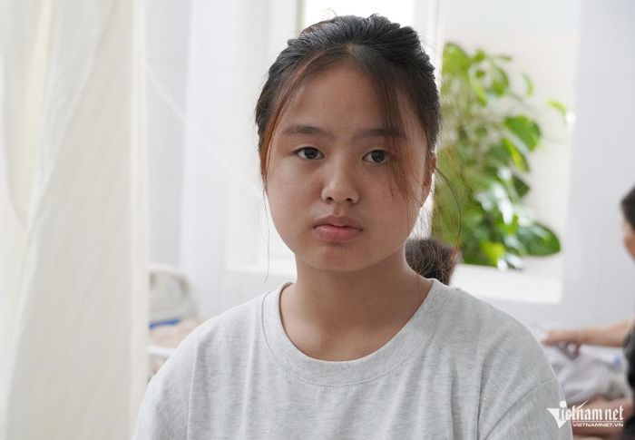 Nữ sinh lớp 11 mong cha sớm trở về nhà