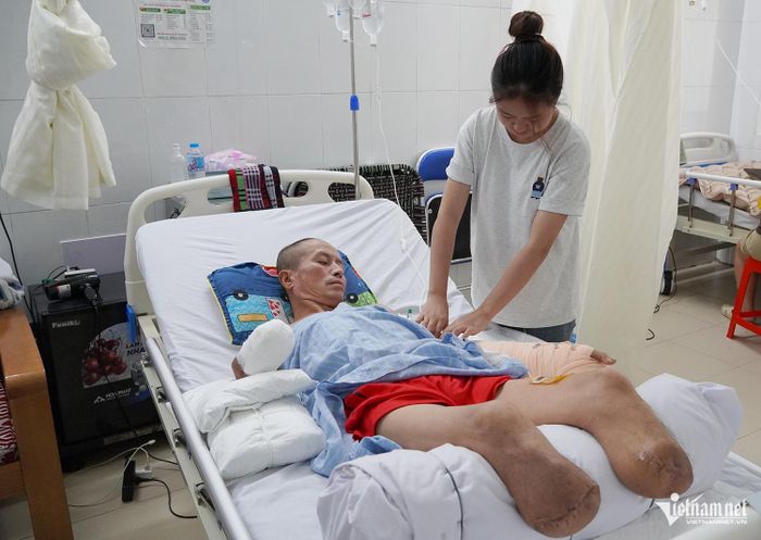 Em Hoàng Thị Hoài Thương xoa bóp tay chân cho cha