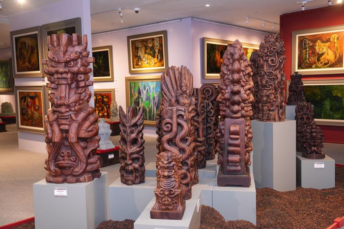 Triển lãm "Thông ngỏ" trưng bày gần 300 tác phẩm.
