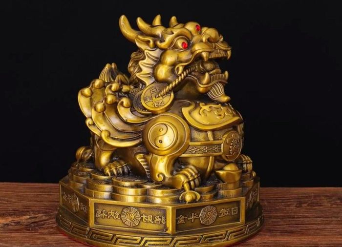 Tỳ Hưu là linh vật phong thủy phổ biến, tượng trưng cho sự may mắn và thịnh vượng, thường được bố trí ở khu vực tài lộc để tạo điểm nhấn trang trọng cho không gian sống.