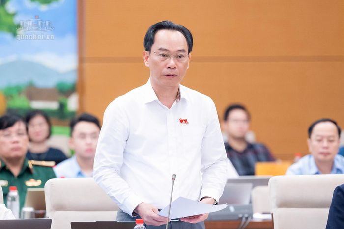 Bộ trưởng GD-ĐT Hoàng Minh Sơn báo cáo. Ảnh: Media QH