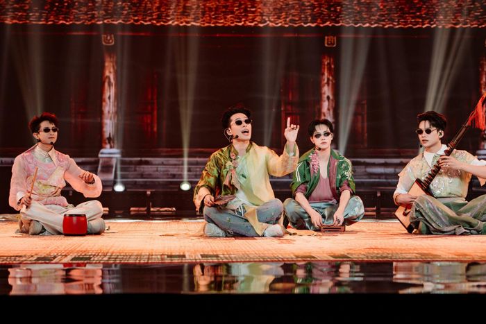Tiết mục 'Thêu hoa dệt gấm'.