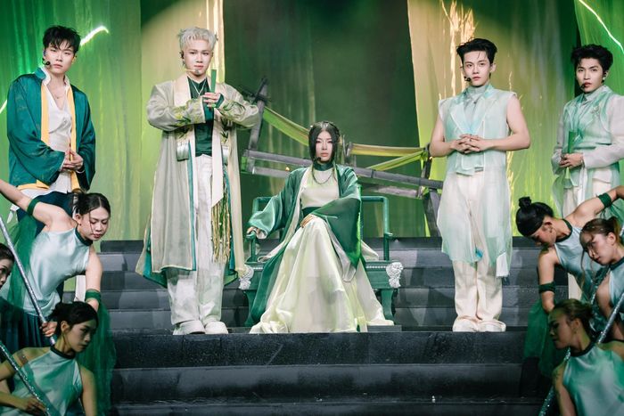 Tiết mục 'Sau hình bóng ấy'.