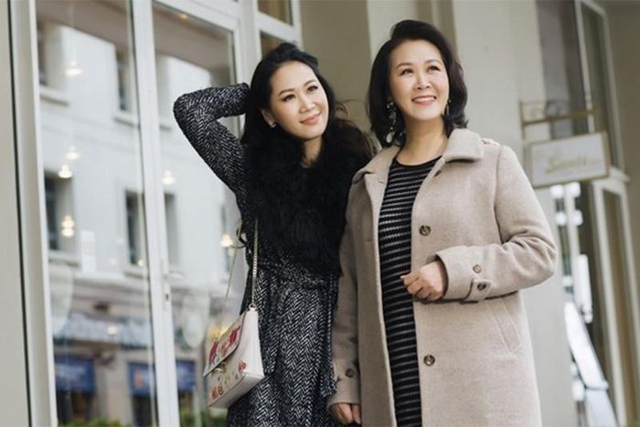 Dương Thùy Linh và mẹ.