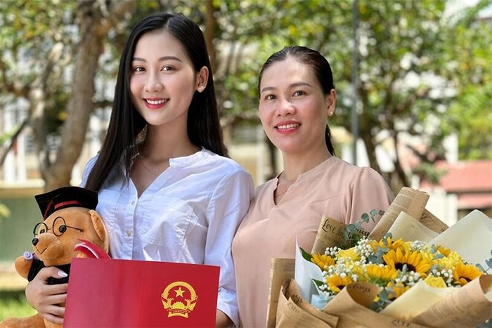 Hoa hậu Quế Anh và mẹ.