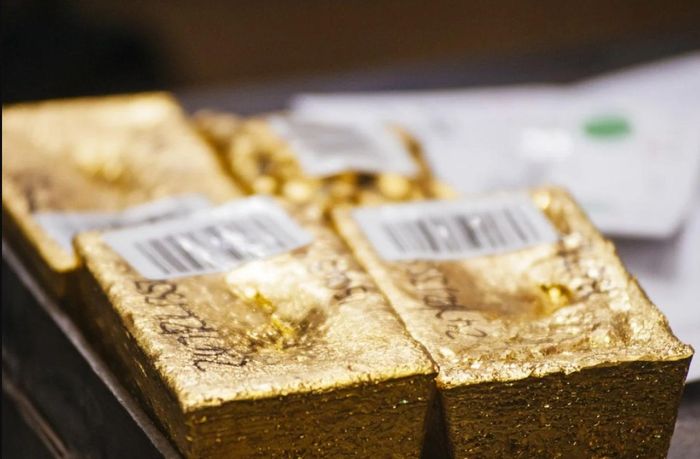 Từ đỉnh cao lịch sử gần 5.600 USD/ounce hồi đầu năm, vàng đã bốc hơi gần 30% giá trị và những tín hiệu trái chiều cuối năm đang khiến thị trường khó đoán định. Hình: Bloomberg