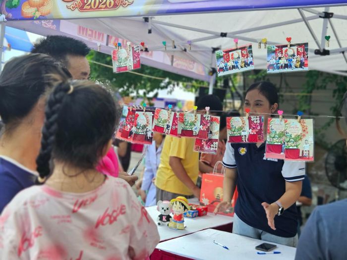 Gian hàng chụp ảnh kỷ niệm thu hút nhiều phụ huynh và bệnh nhi. Ảnh: Võ Thu