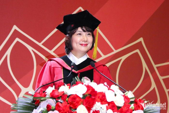 PGS.TS Phạm Thu Hương, Hiệu trưởng Trường ĐH Ngoại thương phát biểu tại buổi lễ tốt nghiệp đợt 2 năm 2026. Ảnh: Thanh Hùng