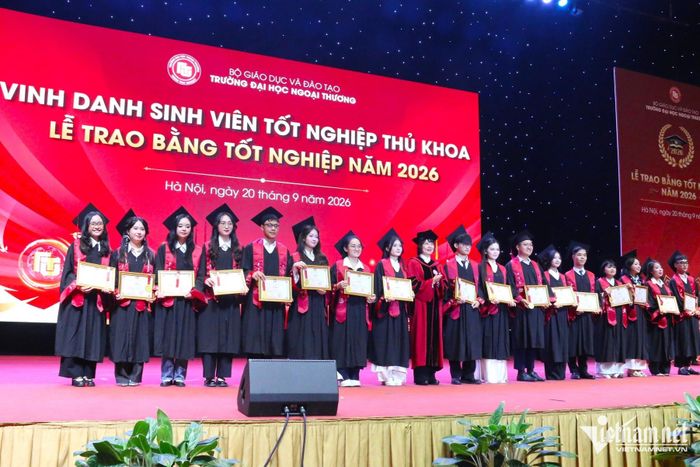PGS.TS Phạm Thu Hương, Hiệu trưởng Trường ĐH Ngoại thương tặng giấy khen vinh danh các tân cử nhân đạt danh hiệu thủ khoa tốt nghiệp toàn khóa 61. Ảnh: Thanh Hùng