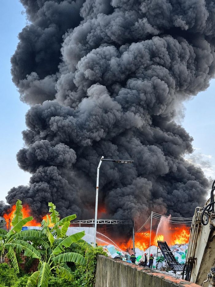 Khói đen bốc cao. Ảnh: NDCC