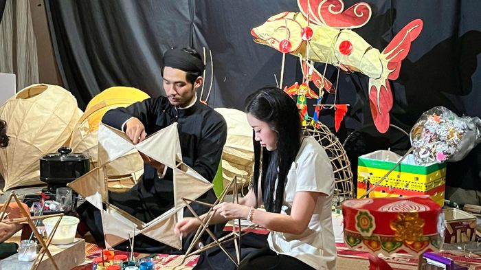 Gen Z thích thú với kỹ thuật làm đèn trung thu cổ truyền. Ảnh: Ngọc Ánh