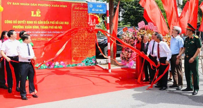Ban tổ chức và gia đình thực hiện nghi lễ kéo biển tên.
