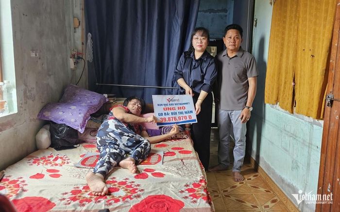 Đại diện Báo VietNamNet đã trao số tiền 39.876.970 đồng, bạn đọc ủng hộ đợt 1 tới bà Bùi Thị Năm. Ảnh: Hải Sâm