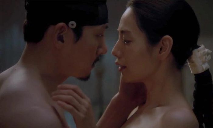 Cảnh nóng giữa Nana và Ji Chang Wook gây bàn tán.
