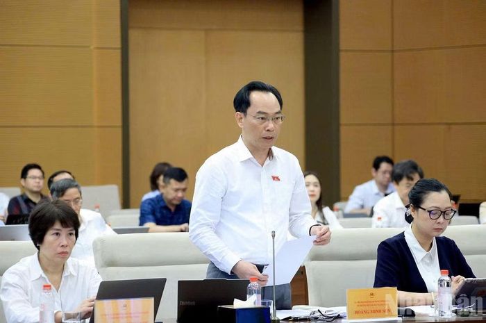 Ông Hoàng Minh Sơn, Ủy viên Trung ương Đảng, Bộ trưởng Bộ GD-ĐT tạo tại Phiên giải trình sáng 20/9. Ảnh: Báo Nhân dân