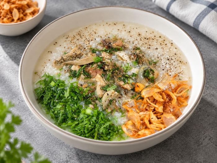 Thành phẩm món cháo trai đậm đà, thơm ngon. Ảnh minh họa: AI