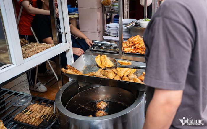 Bánh gối – món đắt khách nhất của quán được chiên vàng ruộm, nóng hổi. Lớp vỏ mỏng tang, giòn rụm, tỏa mùi thơm. Ảnh: Nguyễn Huy