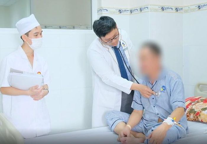 Bác sĩ kiểm tra cho bệnh nhân nhồi máu cơ tim. Ảnh: BVCC.