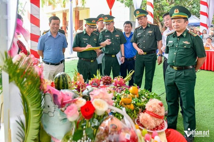 Ban giám khảo chấm thi sau khi các đội làm mâm cỗ 