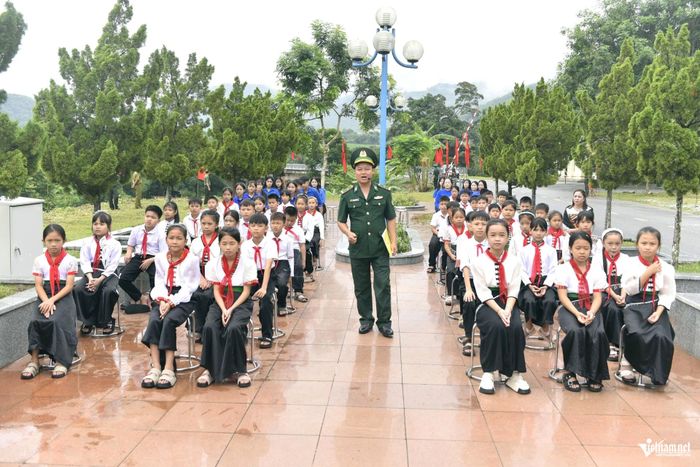 Thiếu tá Nguyễn Chí Tôn trực tiếp giảng giải bằng hai thứ tiếng Việt - Lào, giúp học sinh hiểu thêm về đường biên
