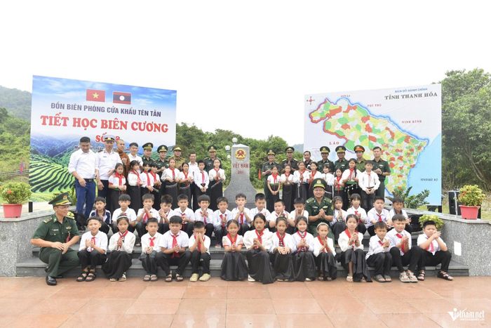 Các em học sinh chụp ảnh lưu niệm cùng các chiến sĩ biên phòng tại cột mốc 281
