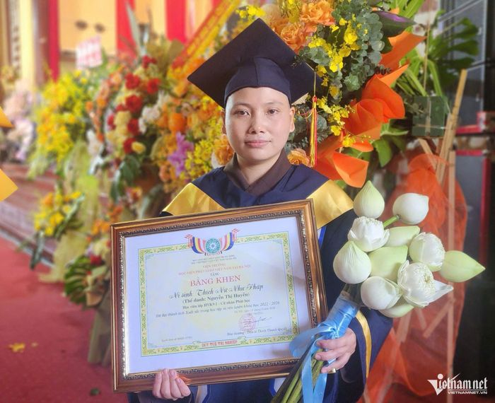 Sư cô Thích Nữ Như Pháp - thủ khoa hệ Cử nhân Phật học khóa IX.