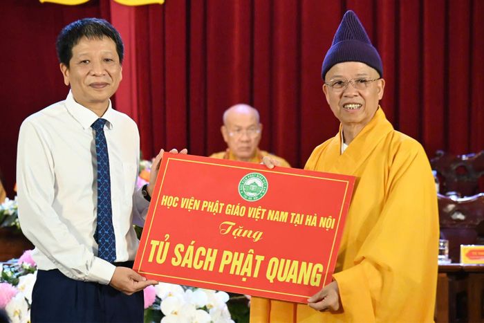 Hòa thượng Thích Thanh Quyết trao tặng Tủ sách Phật Quang cho đại diện các trường.