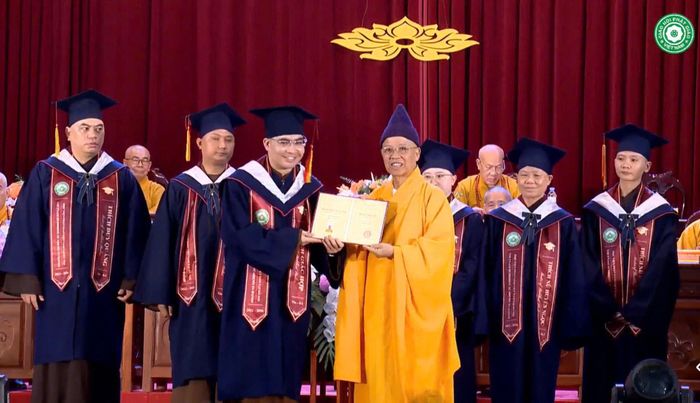 Tiến sĩ, Hoà thượng Thanh Quyết trao bằng cho các tăng, ni sinh.