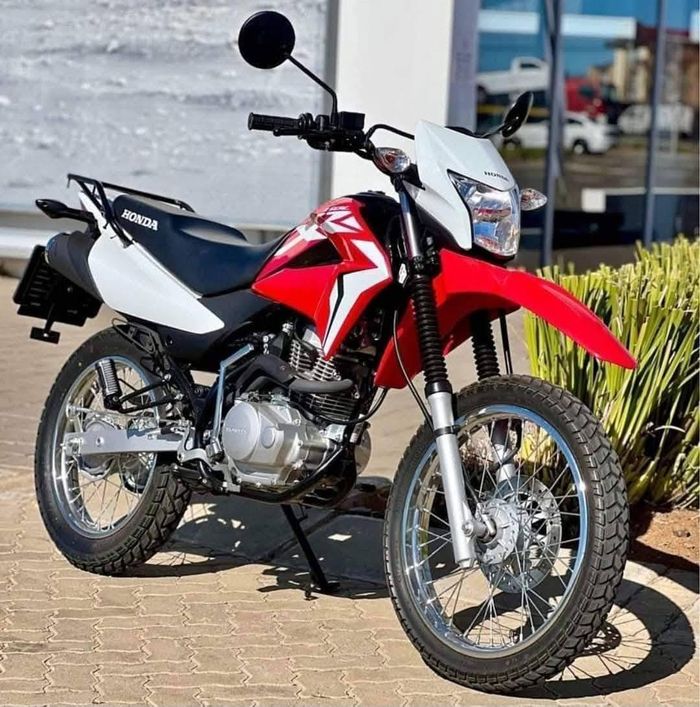 Honda XR150L 150cc giá từ 76-79 triệu đồng. Ảnh: Japan Cars.