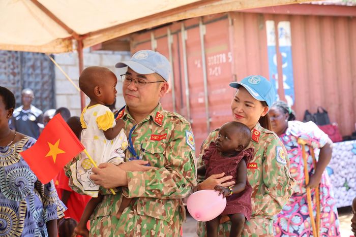 Cán bộ, chiến sĩ BVDC2.7 với các em nhỏ tại mái ấm St. Clare ở Thủ đô Juba, Nam Sudan. Ảnh: BVDC2.7