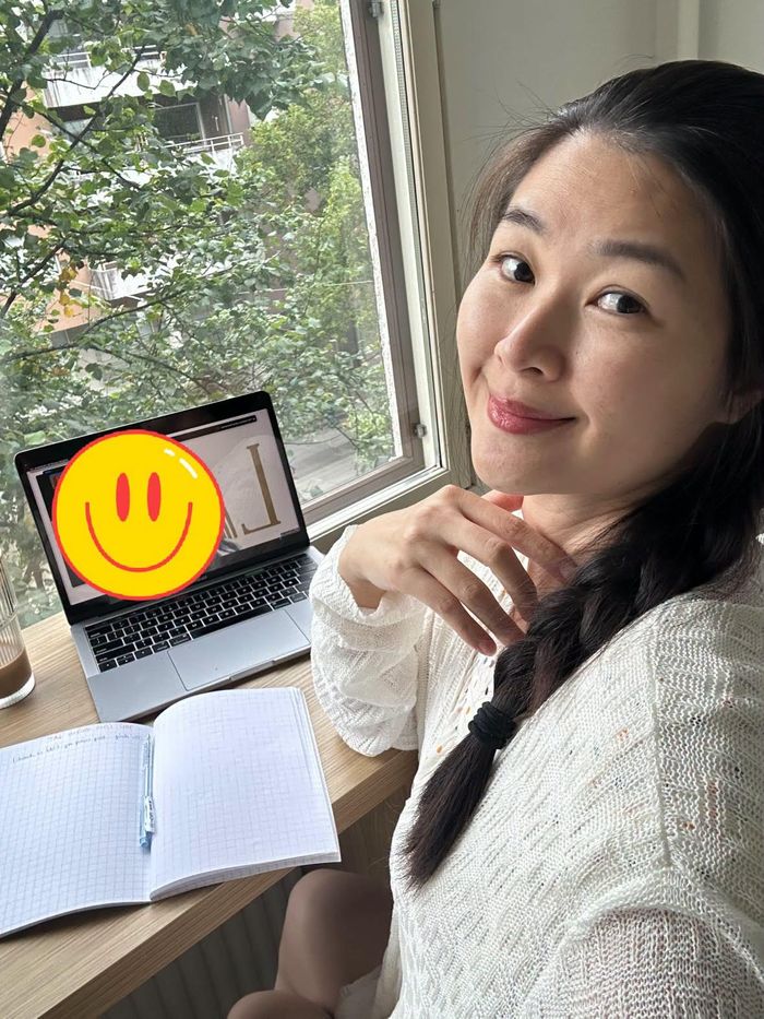Á hậu Mạc Anh Thư chăm chỉ học trực tuyến.