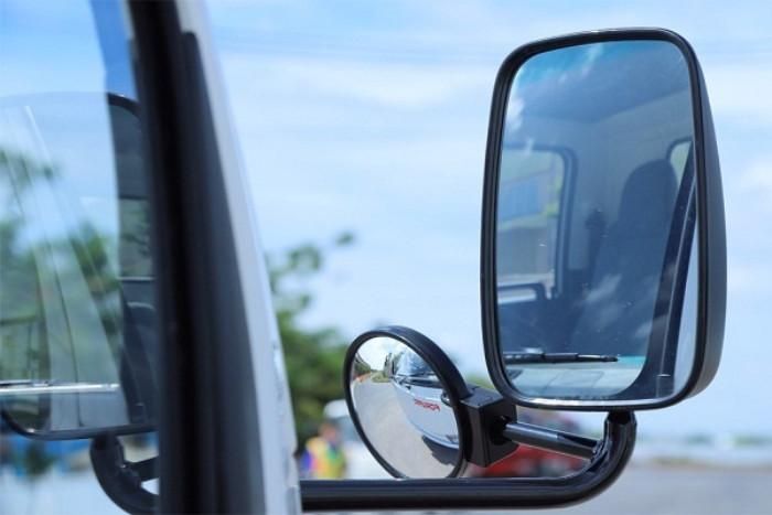 Gương xe tải, xe khách thường được bố trí kéo dài theo chiều dọc, có thể gồm nhiều gương phụ. Ảnh: Teraco