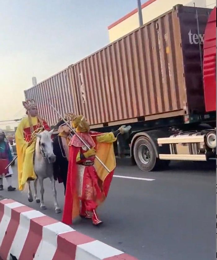 Nhóm người hoá trang "thầy trò Đường Tăng" cưỡi ngựa, đi bộ trong làn đường dành cho ô tô. Ảnh cắt từ clip