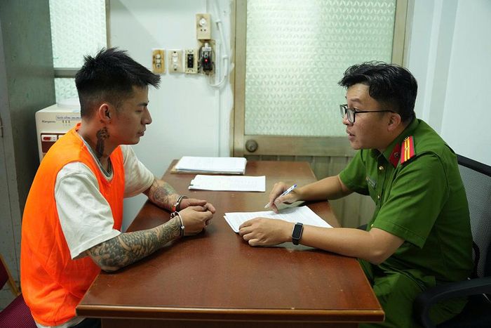 Công an lấy lời khai đối tượng Lê Miền Nam. Ảnh: CA