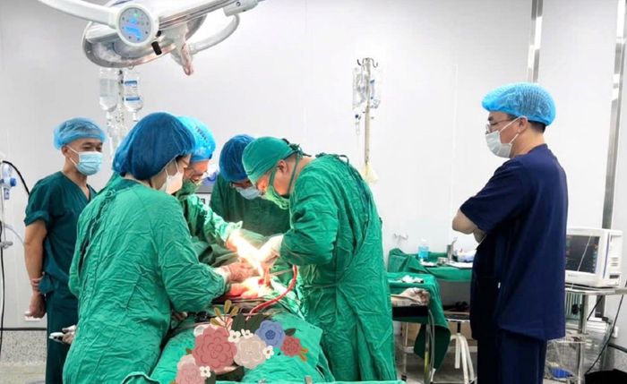 TS.BS Đặng Đức Hoàn - Giám đốc Bệnh viện đa khoa Sơn Tây trực tiếp theo dõi trong suốt quá trình cấp cứu cho người bệnh.