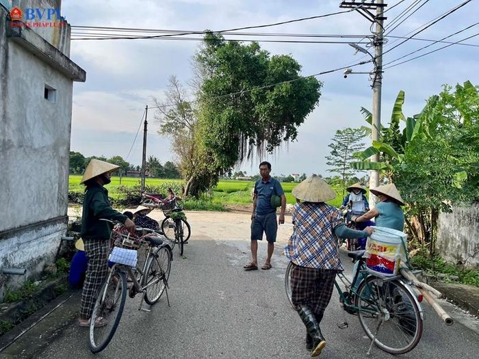  Người dân thôn Xa Thư, tập trung phản đối hoạt động trại lợn vào đợt tháng 8/2026.
