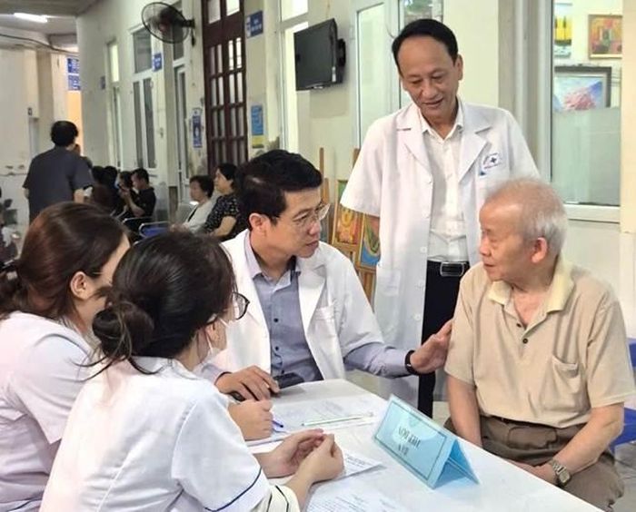ThS. BS Nguyễn Quốc Tuấn, Giám đốc Trạm Y tế phường Cầu Giấy tại buổi khám.