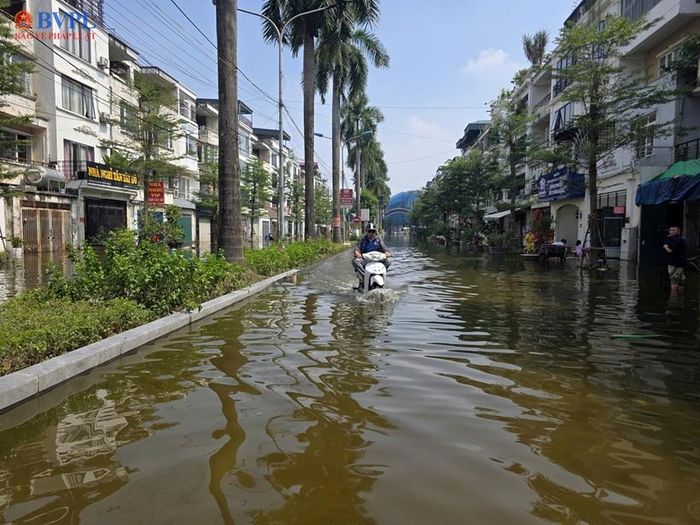 Cực chẳng đã khi có việc, người dân mới phải đi xe ra ngoài trước khi cơ phương tiện bị chết máy bất kỳ lúc nào.
