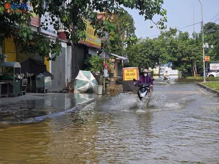 Người dân đi lại cực kỳ khó khăn.