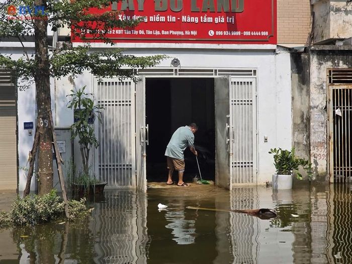 Hàng loạt hộ dân tại khu liền kề và biệt thự tiếp tục đối mặt với tình trạng ngập úng, mất điện và thiếu nước sạch.