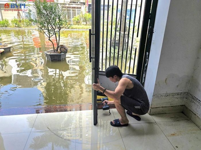 Một số hộ dân sau khi nước rút, đã bắt đầu di chuyển về nhà để dọn dẹp, sửa chữa đồ đạc.