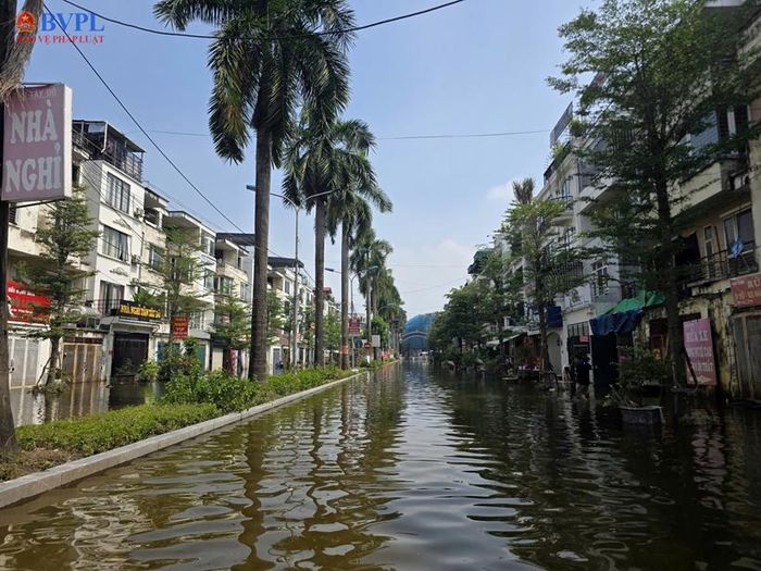Sáng 20/9, thời tiết tại Hà Nội hửng nắng. Tuy nhiên, tại khu đô thị Tân Tây Đô, nhiều tuyến đường nội khu vẫn chìm trong nước.