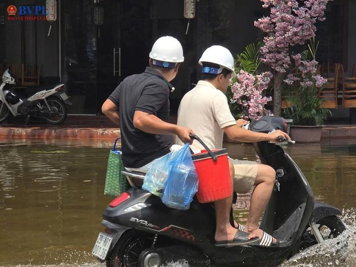 Không điện, không nước, nhiều gia đình phải đi mua đồ ăn đã được nấu chín về để sử dụng.
