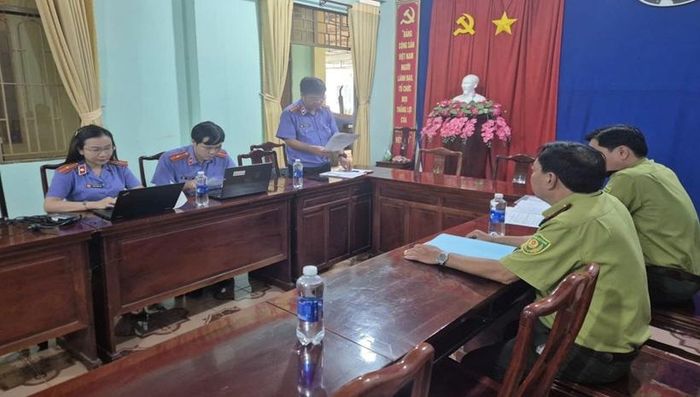  Đồng chí Dương Xuân Chính, Phó Viện trưởng VKSND khu vực 13, TP Đồng Nai thông qua dự thảo kết luận kiểm sát tại Hạt Kiểm lâm khu vực 9, TP Đồng Nai. 