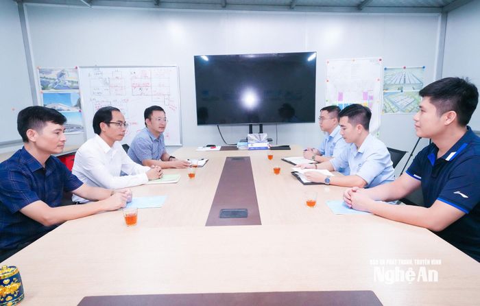 Lãnh đạo Đảng uỷ xã Thần Lĩnh làm việc với lãnh đạo Công ty TNHH Xây dựng Hoa Việt. Ảnh: Mai Hoa