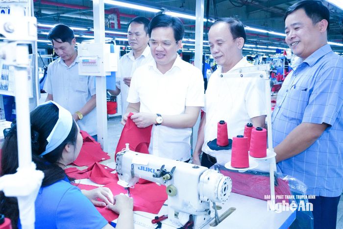 Lãnh đạo Đảng uỷ xã Đức Châu và Chi uỷ Công ty TNHH Wooin Vina khảo sát, nắm bắt tư tưởng và nguyện vọng vào Đảng của người lao động. Ảnh: Mai Hoa