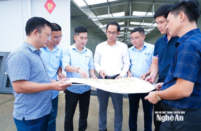 Lãnh đạo Đảng uỷ xã Thần Lĩnh tìm hiểu, nắm bắt tình hình sản xuất, kinh doanh của doanh nghiệp. Ảnh: Mai Hoa