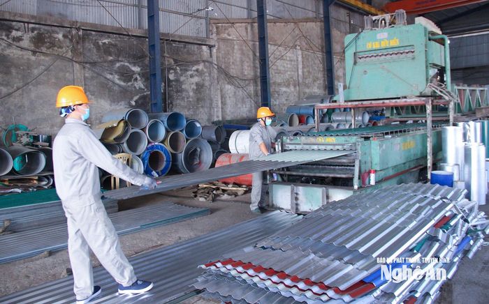 Công nhân, lao động làm việc tại Cụm công nghiệp Diễn Hồng. Ảnh: Mai Hoa