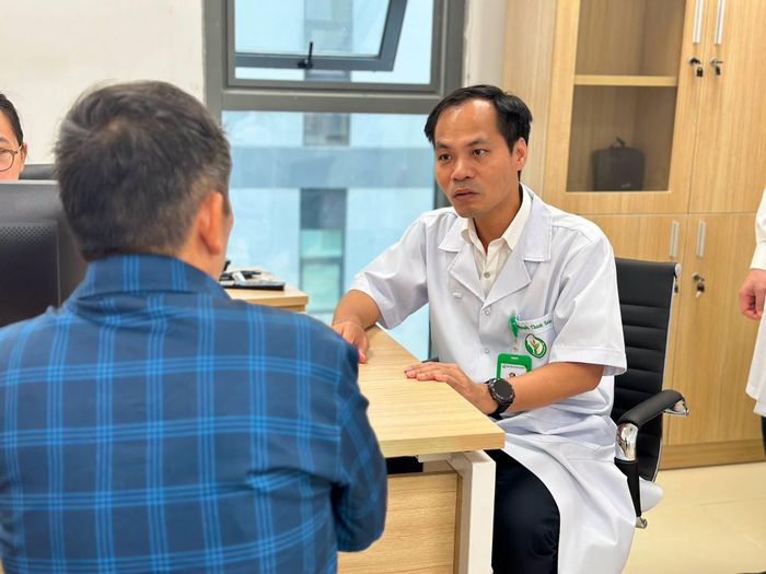 Khám sức khỏe cho người dân tại Bệnh viện Hữu nghị Việt Đức cơ sở Ninh Bình. Ảnh: T.Thắng