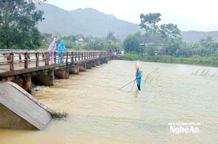 Một số khu vực nước sâu sau mùa lũ ở Nghệ An người dân kích điện bắt cá, tiềm ẩn nguy hiểm. Ảnh: Văn Trường